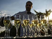 Россиянам объяснили, как правильно пить шампанское