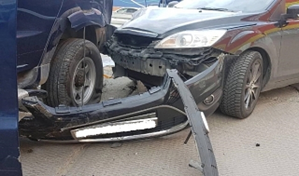 В Надыме водителю стало плохо, и он наехал на легковушку с ребенком внутри