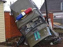 Автомобиль пограничников повис на заборе после погони под Ростовом