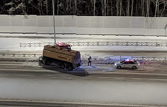 В Екатеринбурге бензовоз снес дорожное ограждение
