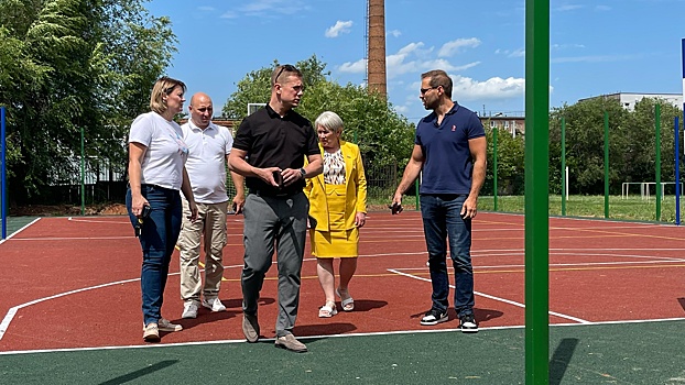 Председатель Оренбургского горсовета оценила ход работ на спортплощадке школы №64