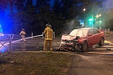 В Петербурге от столкновения двух авто осталась дорожка из огня
