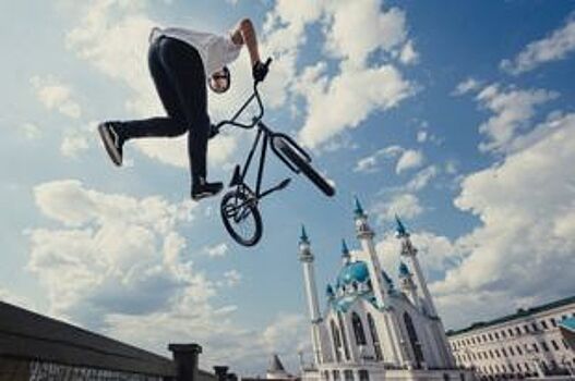 Велосипедист Ирек Ризаев прокатился на BMX в Казанском Кремле