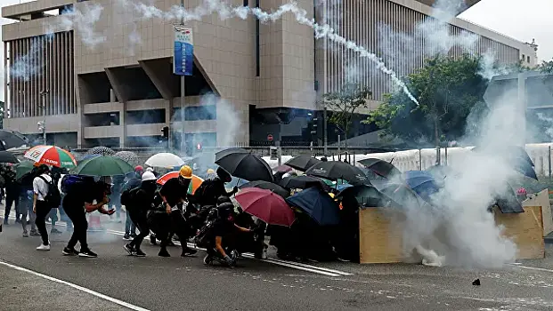 В Гонконге 25 человек пострадали на акциях протеста