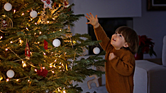 Врачи требуют убрать это с ёлки, если дома есть маленькие дети