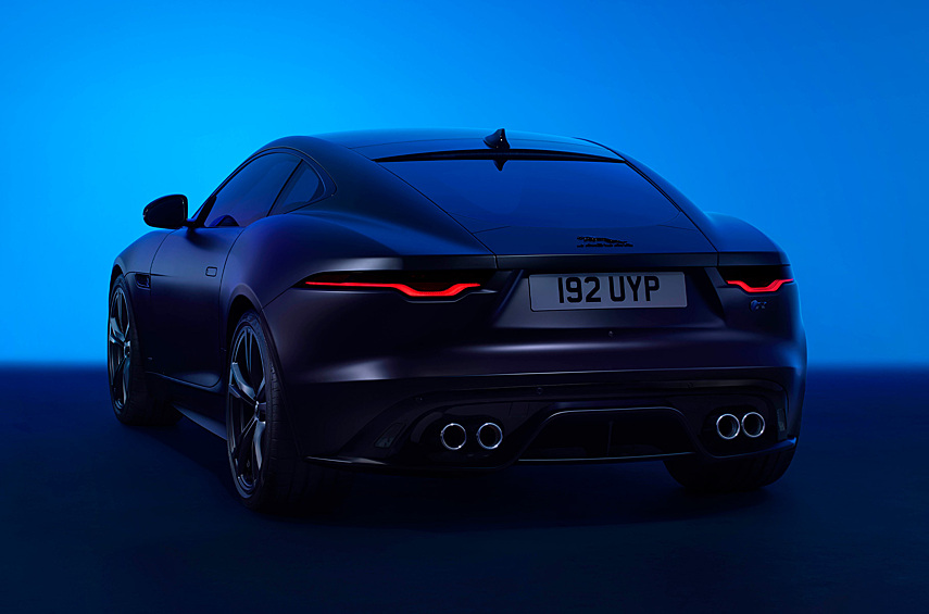 Исполнений два — F-Type 75 и F-Type R 75. В первом случае заднеприводному варианту полагается 5,0-литровый V8 (450 лошадиных сил и 580 Нм), во втором мотор выдаёт 575 сил и 700 Нм, а привод полный. Базовая заднеприводная модификация с 2,0-литровой наддувной «четвёркой» (300 сил и 400 Нм) спецверсию не получит