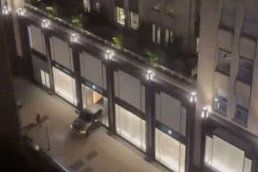 В Чикаго грабители пробили пикапом вход в бутик Louis Vuitton и попали на видео