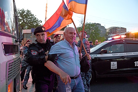 Недовольные политикой Пашиняна граждане идут маршем протеста на Ереван