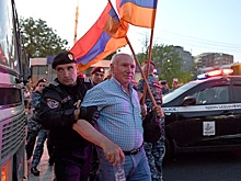 Недовольные политикой Пашиняна граждане идут маршем протеста на Ереван