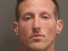 В США полицейский лишился работы за то, что потрогал грудь вебкам модели