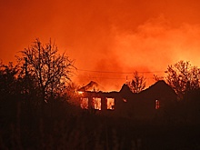 Огонь от ландшафтного пожара перекинулся на территорию алюминиевого завода в ЛНР