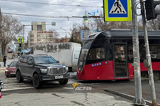 ДТП с 13-м трамваем вновь парализовало центр Новосибирска