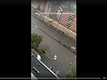 Проезжую часть на улице Народного Ополчения затопило из-за ливня