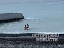 В Сочи отец, купавший детей в ледяной воде, объяснил свой поступок