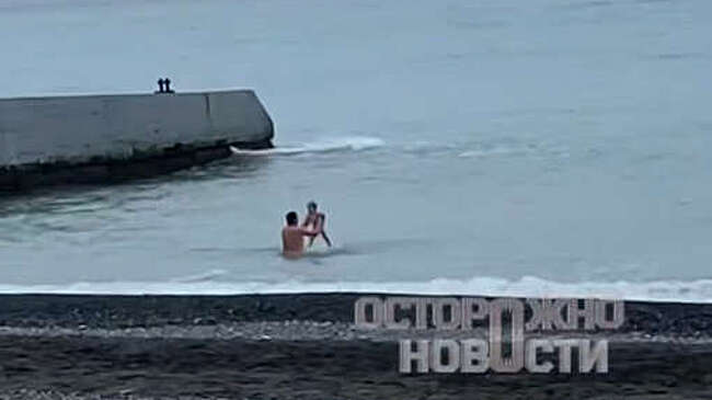В Сочи отец, купавший детей в ледяной воде, объяснил свой поступок