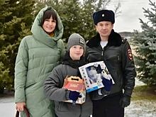Волгоградские полицейские подарили новогоднюю сказку юному жителю Волжского