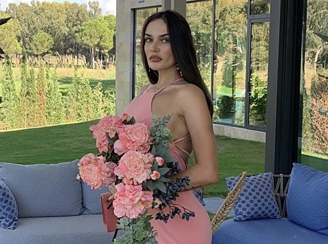 Водонаева в мокром бикини прижалась грудью к полуголой подруге ...