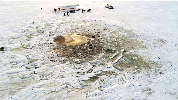 Водолазы подняли со дна озера первого погибшего при крушении вертолета Ми-8 в Карелии