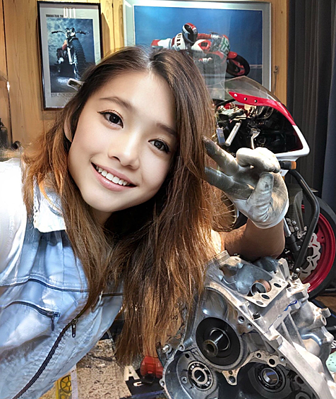 В профиле можно увидеть множество фотографий из ее жизни, но большую часть занимают снимки с ее мотоциклом Yamaha.