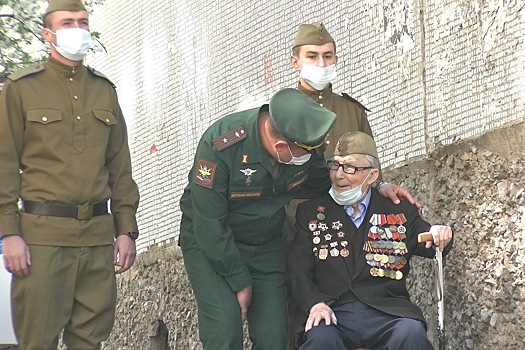 Военнослужащие ЦВО поздравили с юбилеем 95-летнего фронтовика в Самаре
