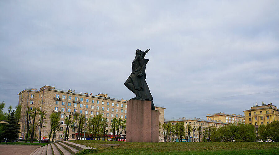 В Санкт-Петербурге задержали молодых коммунистов с цветами