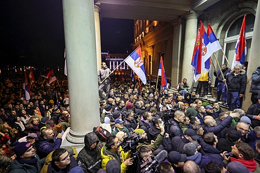 Эксперты "РГ" объяснили, кто стоит за протестами в Сербии