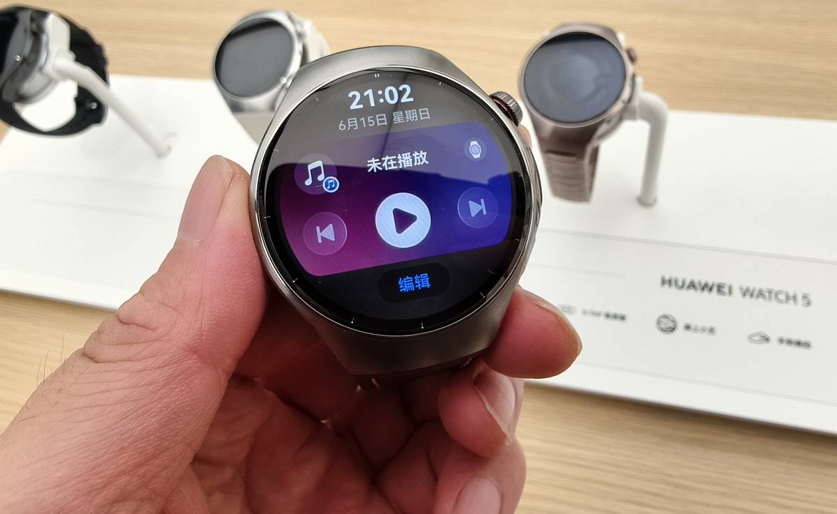 Назван самый популярный бренд умных часов