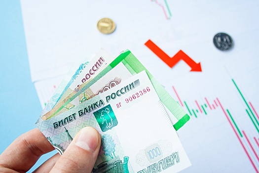 Эксперты "РГ" дали прогноз по росту ключевой ставки ЦБ на фоне резкого ослабления рубля