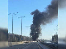 В Подмосковье горящая фура заблокировала движение транспорта на ЦКАД