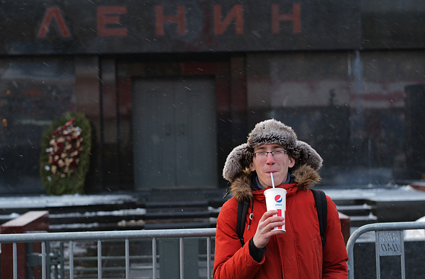 Молодой человек у мавзолея В.И. Ленина на Красной площади в Москве, 2022 год