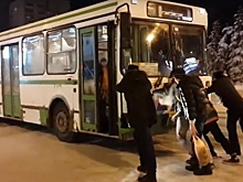 В Тюмени пассажиры вытолкали застрявший в колее автобус
