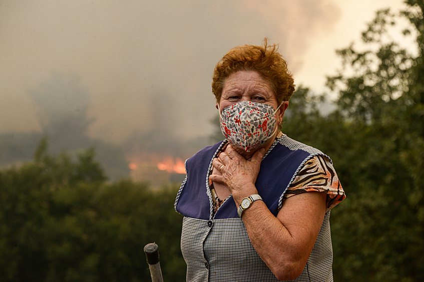 Местная жительница во время пожаров в Вилеле, Испания, 15 августа 2025 года