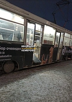 Пассажирка повредила дверь в кемеровском трамвае