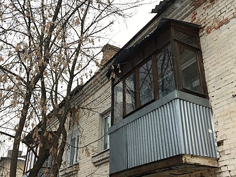 В Павловском Посаде шифер с крыши дома сошел вместе со снегом и льдом