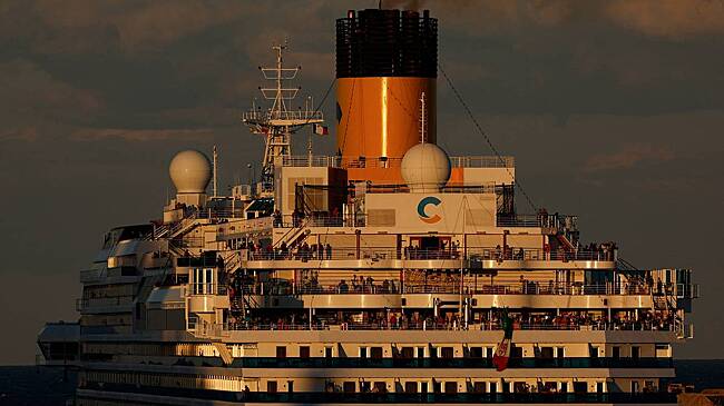 Лайнер с 200 туристами загорелся в Египте