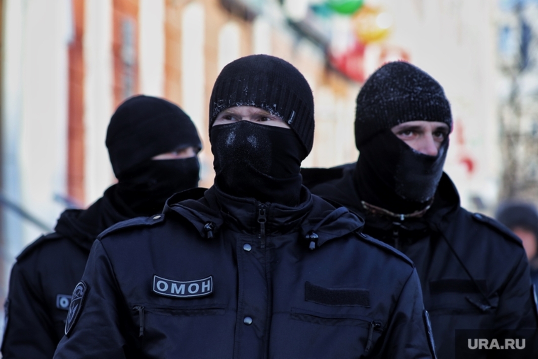Омон девушки. Толпа омона. Екатеринбургский омон. Почему омон приехал так поздно. Почему омон приехал так поздно.