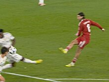 Мяч на границе штрафной «Реала» попал в руку Тчуамени. Судья Ковач назначил штрафной удар, пошел смотреть повтор на предмет пенальти и отменил фол