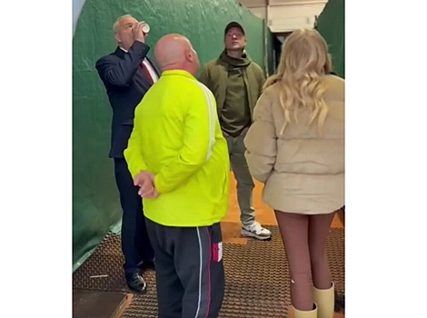 Плющенко и Рудковская прогулялись по «Калужникам»