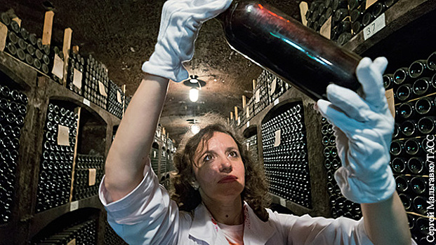 Русское вино взбирается на третью полку