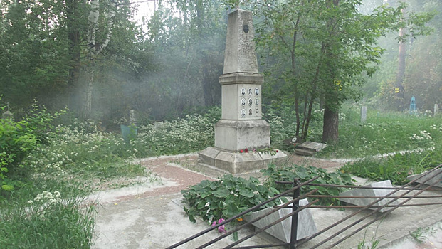 В Екатеринбурге пожар приближается к могиле группы Дятлова