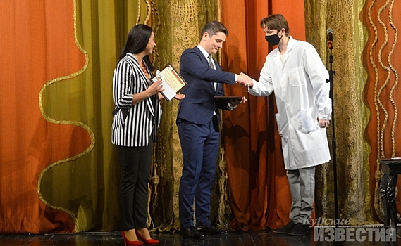 Артистам Курского драмтеатра вручили премию «Спасибо!»