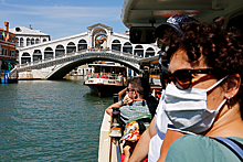 В Италии толпа отдыхающих вышвырнула туриста из лодки