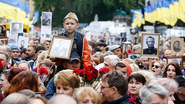 В Киеве задержали двух человек за баннер с георгиевскими ленточками