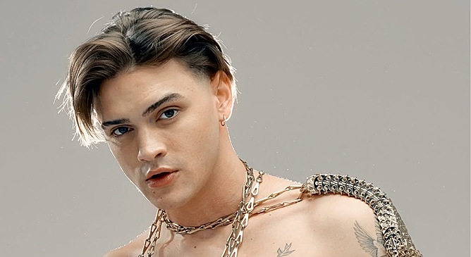 Популярный испанский актер снялся с голым торсом для Esquire