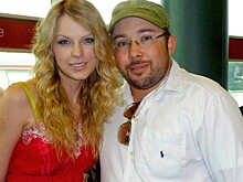 От Одри Хепбёрн до Леди Гаги: фотограф 25 лет делал селфи со знаменитостями