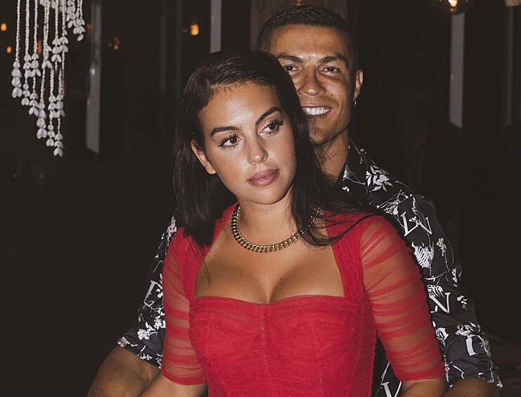 Джорджина Родригес и Криштиану Роналду познакомились больше пяти лет назад в бутике Gucci, где девушка работала консультантом. Пара вместе воспитывает четверых детей, а сейчас футболист и его возлюбленная ждут пополнение, скоро у них родится двойня — мальчик и девочка.