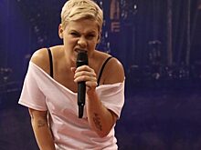 Сделала предложение мужу и троллила Елизавету II: 5 неизвестных фактов о Pink