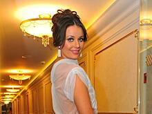 «Бачату танцую впервые»: Федорова в белом брючном костюме в полоску «зажгла» на отдыхе