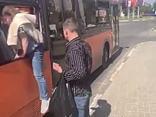 В Сормове пьяные пассажиры устроили дебош в автобусе и сбежали через разбитое окно