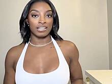 Американская гимнастка Байлз рассказала об увеличении груди